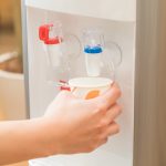 ウォーターサーバーで水を注ぐ