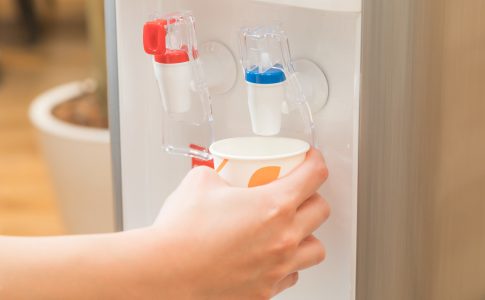 ウォーターサーバーで水を注ぐ