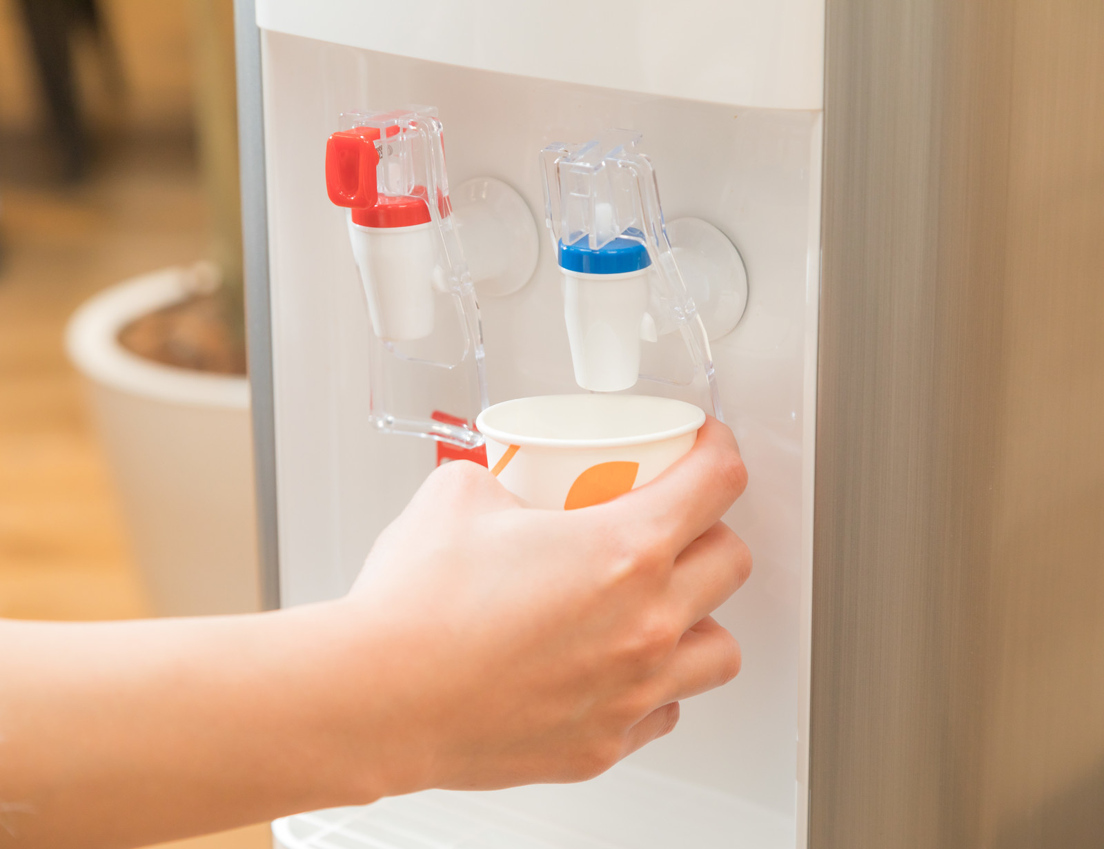 ウォーターサーバーで水を注ぐ