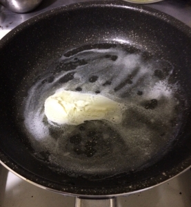 フライパンにバター