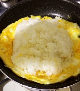 フライパンに卵とご飯