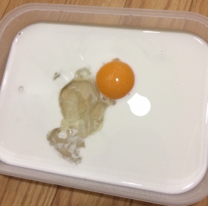 トレイに卵と牛乳