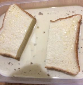 卵液に食パンを漬け込む