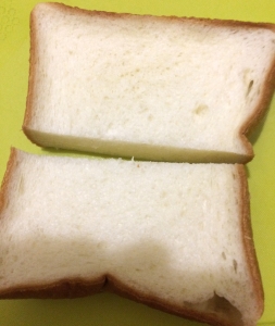 食パンを半分にカット