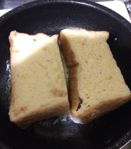 卵液に浸した食パンをフライパンで焼く