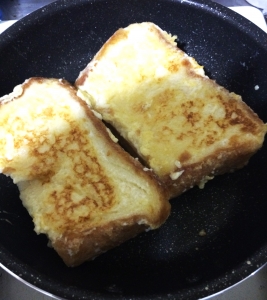 フライパンで卵液に浸した食パンを表面に焦げ目がつくまで焼く