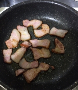 フライパンでベーコンを焼く