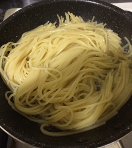 フライパンでスパゲッティの汁気を飛ばす