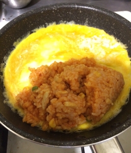 フライパンにチキンライス