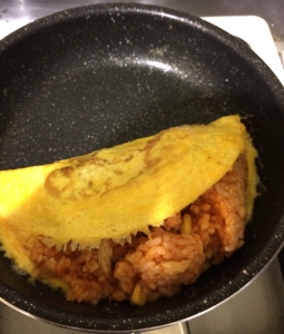 フライパンでチキンライスを卵で包む