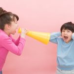 メガホンで男の子に叫ぶ女の子