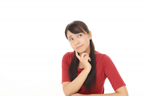 考える女性