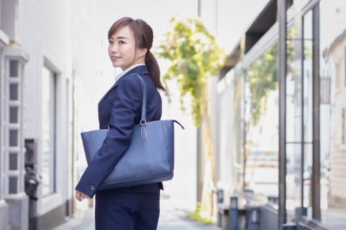 スーツ姿の女性
