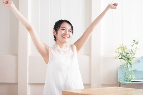 部屋でくつろぐ女性