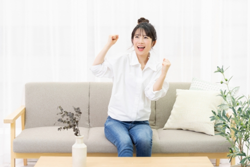 部屋でテレビを見る女性