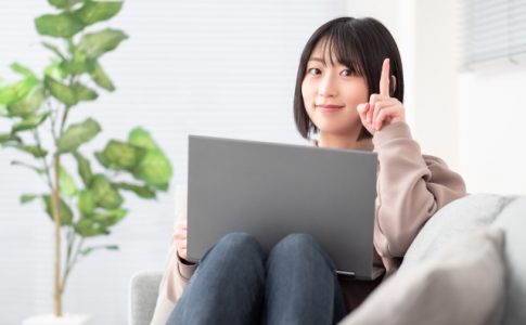 パソコンを抱える女性