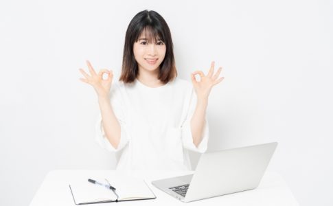 OKサインを出す女性