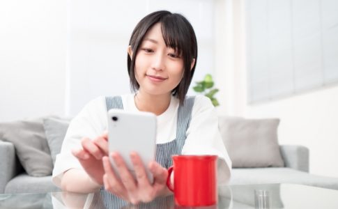 スマホを操作する女性