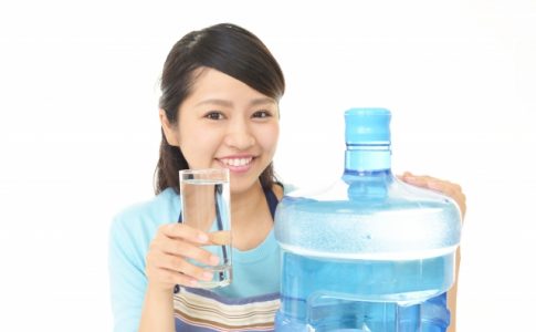 コップを持つ女性