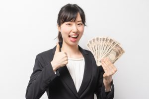 お金を持つ女性