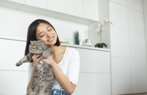 猫と遊ぶ女性