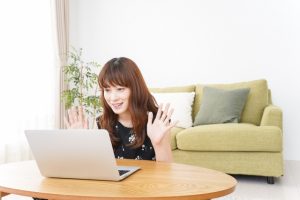 パソコンに向かってアクションをする女性
