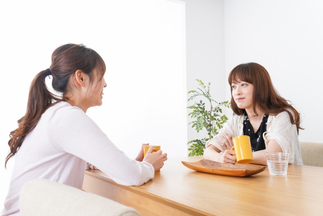 向かい合って話す