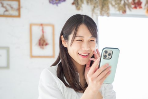 スマホを見る