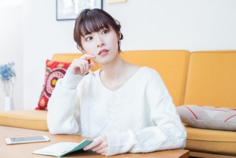 顔に手を当てる