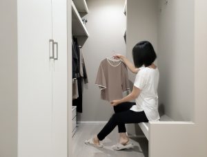 洋服を選ぶ