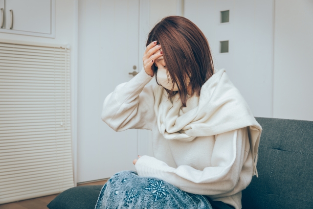 頭を抱える女性